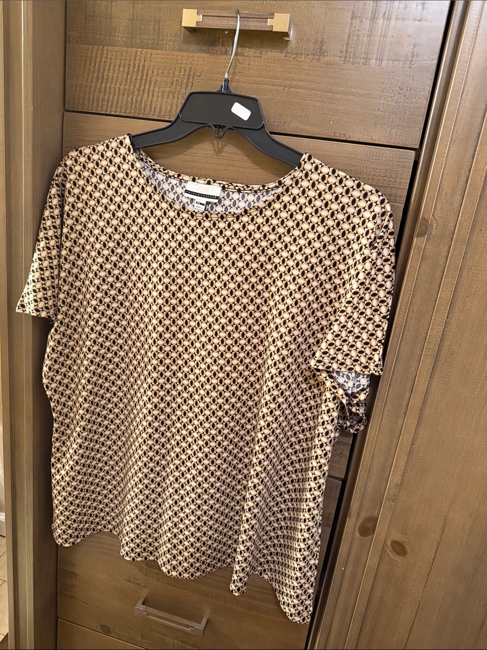 Jules & Leopold Short Sleeve Geo-Print Top in Beige and Black